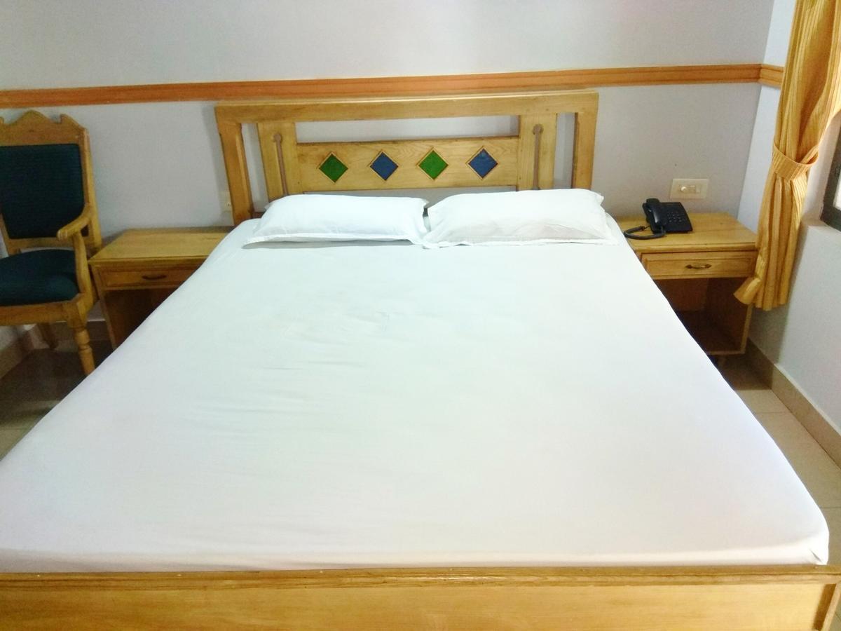 Hotel Maple Regency Kochi Exterior photo
